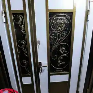 Стеклянная дверь, Душанбе