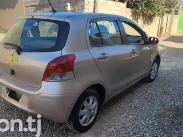 Стекла задних дверей не тонированные на Toyota Vitz, Душанбе