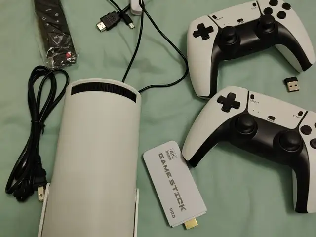 Ретро-приставка Game Stick Pro и портативный проектор HY300, Душанбе