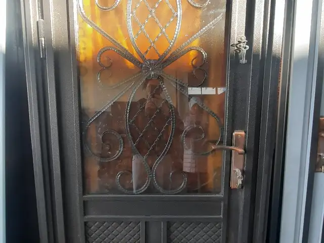 Стеклянная дверь, Душанбе