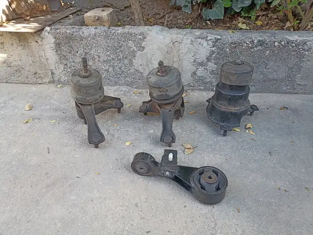 Подушка двигатель Toyota 3 покалывание, Душанбе