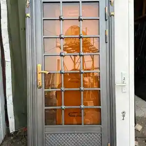Дархои даромади шишаги, Душанбе