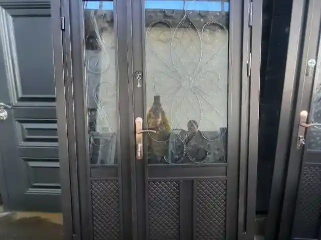 Стеклянная дверь, Душанбе