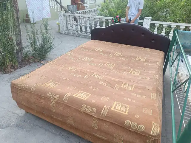 Кровать, Бобоҷон Ғафуров