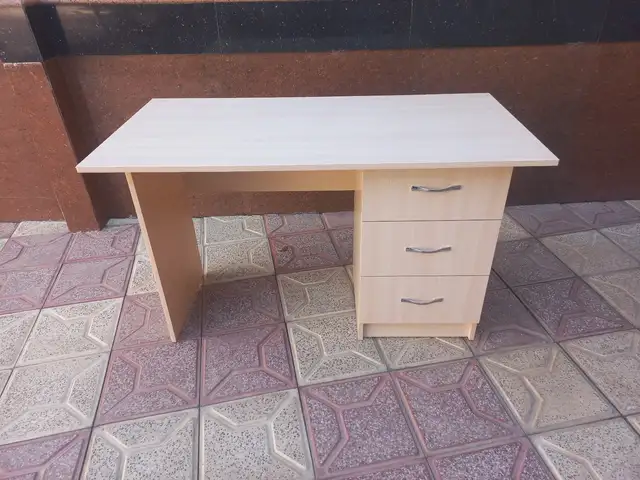 Стол с 3 ящиками, Хуҷанд