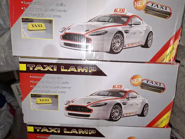 Лампа с надписью Taxi, Душанбе