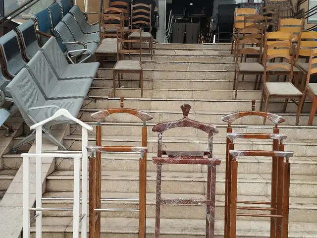 Вешалкаи аз чуби чормағз, Душанбе