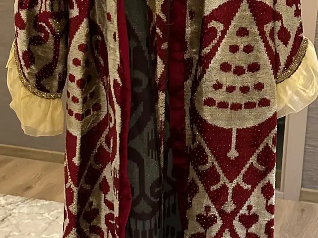 Национальный чапан адрас, Худжанд