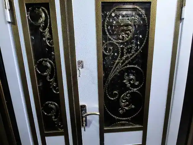 Стеклянная дверь, Душанбе
