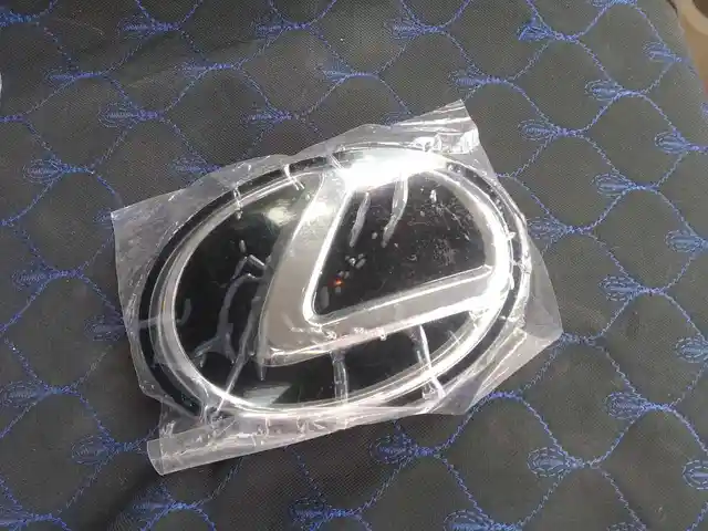 Передний стеклянный знак Lexus, Душанбе