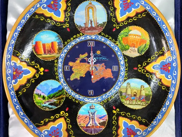 Cувенирная тарелка часы с картой, Хуҷанд