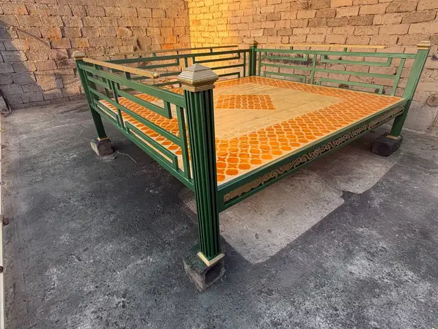 Тапчан версачи, Душанбе