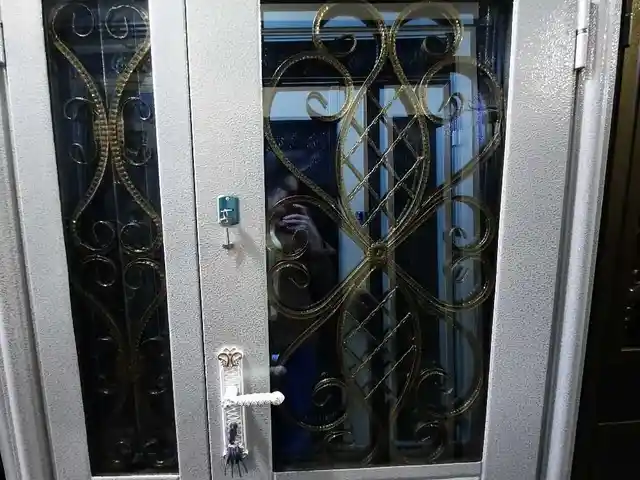 Стеклянная дверь, Душанбе