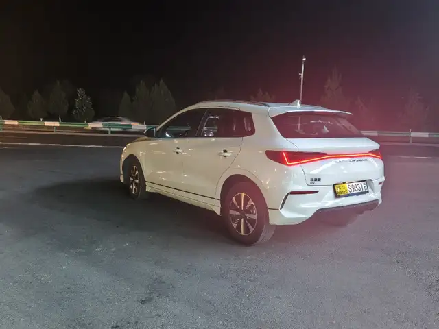 BYD E2