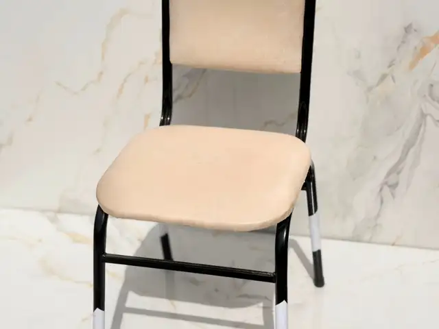 Разноцветные стулья, Душанбе