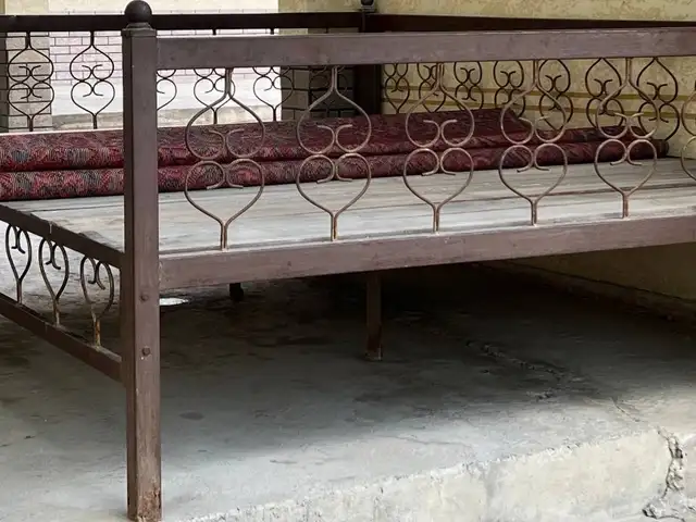 Металлический тапчан, Исфара