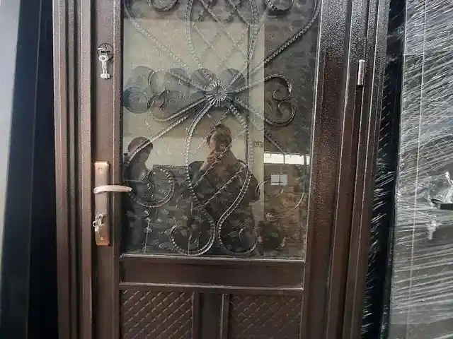 Стеклянная дверь, Душанбе