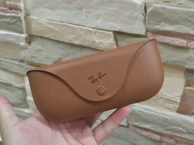 Очки Ray Ban, Худжанд
