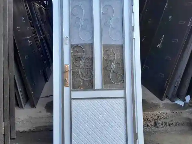 Стеклянная Дверь, Душанбе