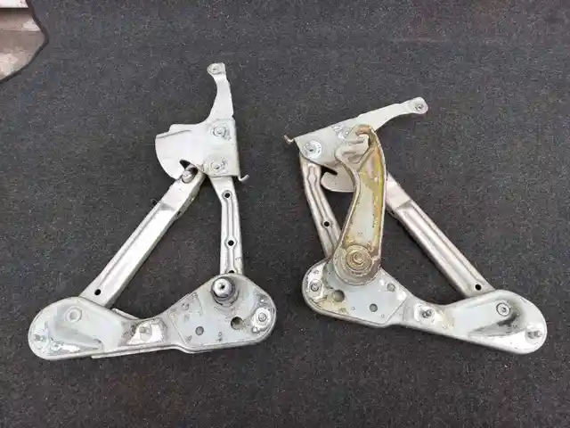 Петля капота от Mercedes Benz W 124, Худжанд