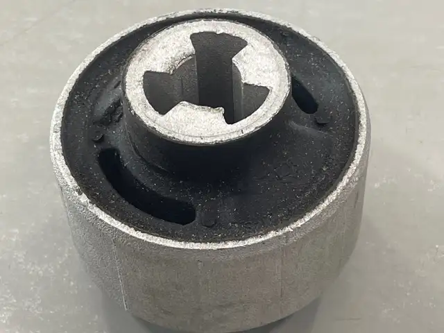 Сайлентблок для продольного рычага Tesla model 3, model Y, Душанбе