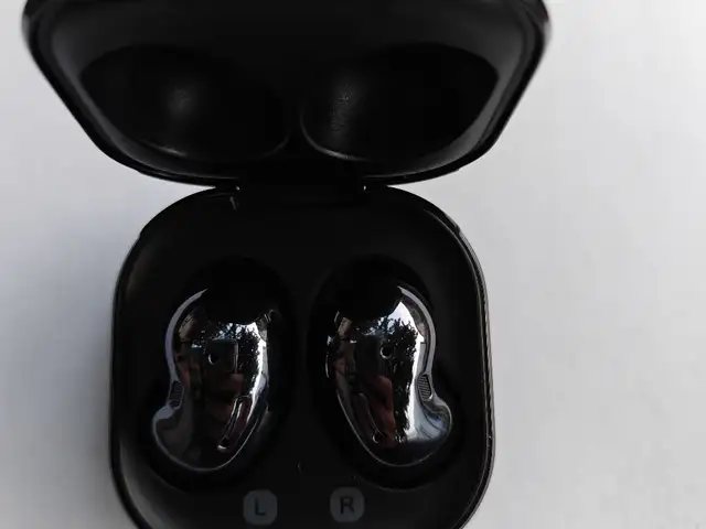 Беспроводные наушники Samsung AKG SM-R180 Galaxy Buds Live, Душанбе