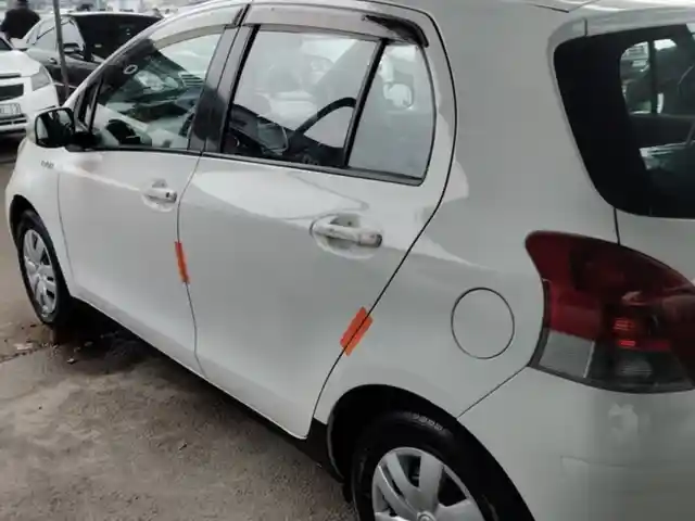 Стекла задних дверей на Toyota Vitz, Душанбе