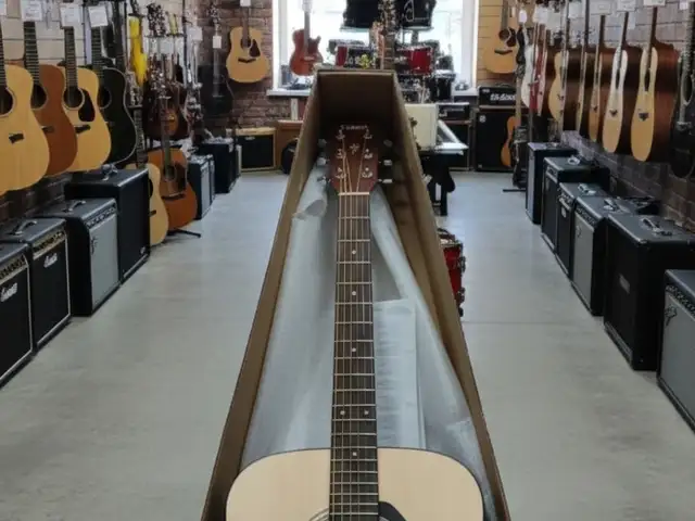 Транс акустическая гитара Yamaha, Душанбе