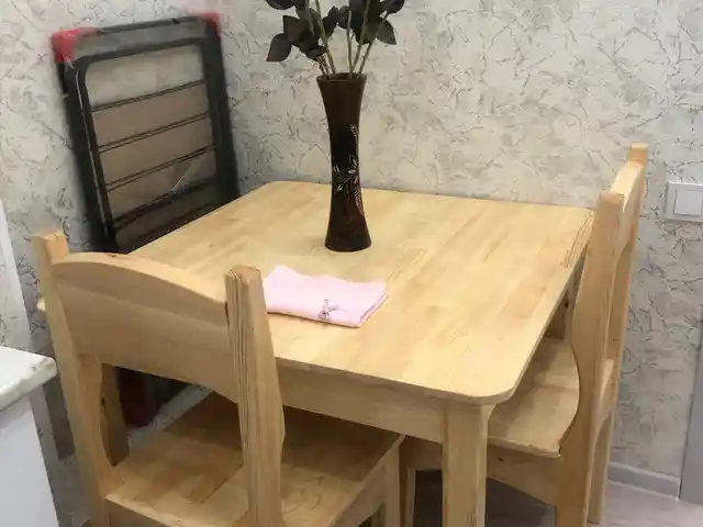 Деревянный стол и стулья, Хуҷанд