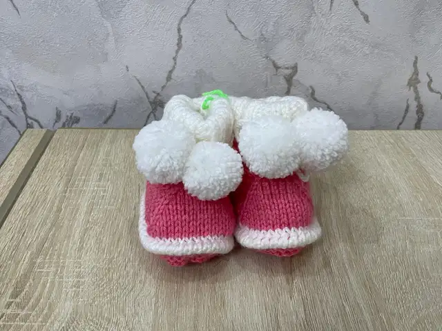 Вязаные детские пинетки с помпонами, Хуҷанд