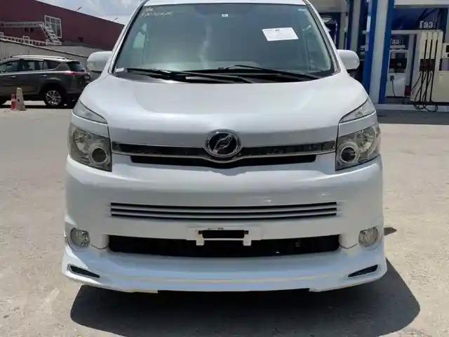 Лобовое стекло на Toyota Voxy, Душанбе