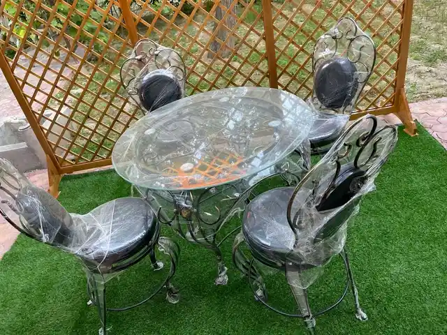 Стеклянный стол и стулья, Джаббор Расулов
