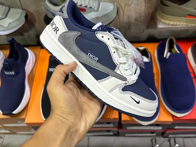 Кроссы Nike & Dior, Худжанд