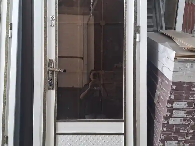 Стеклянная дверь, Душанбе