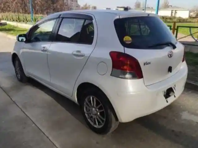 Задние не тонированные стекла от Toyota Vitz, Душанбе