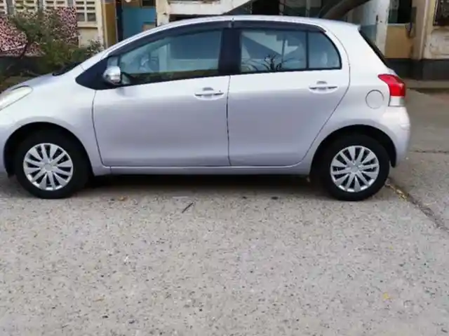 Заднее стекло дверей без тонировки для Toyota Vitz, Душанбе