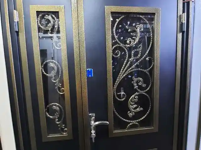 Стеклянная дверь, Душанбе