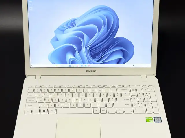 Ноутбук Samsung 350XAA white i5-8gen, Хуҷанд