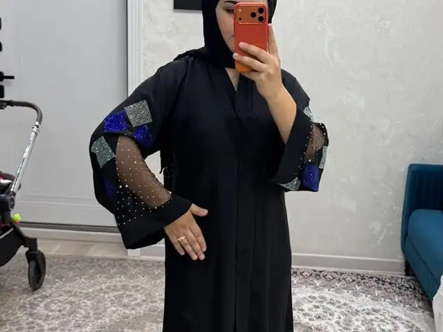 Абая и шарф, Душанбе