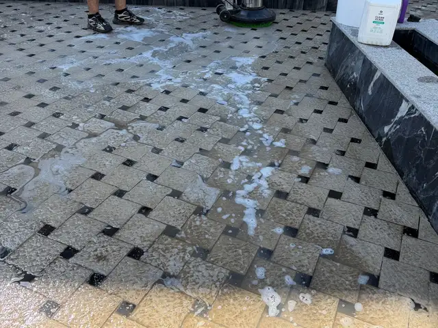 Чистка брусчатки, Душанбе