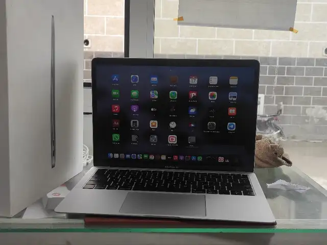 Ноутбук Macbook Air, Абдурахмони Джоми