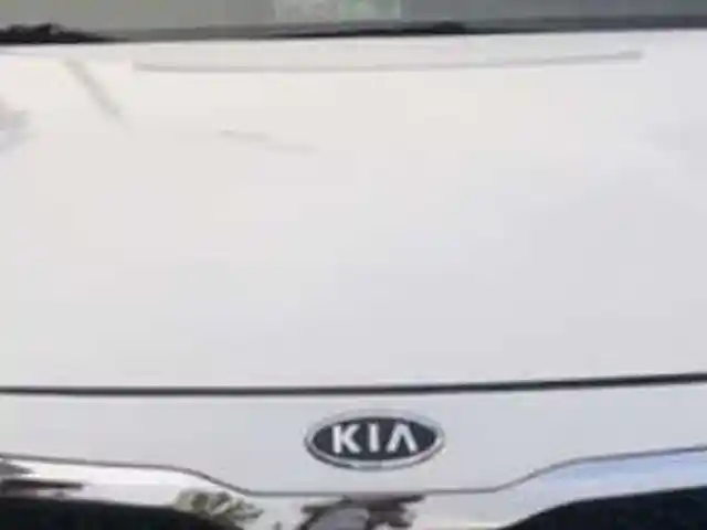 Капот на Kia K5, Худжанд