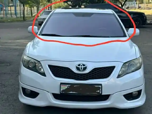 Фиолетовое лобовое стекло Toyota Camry 2, Душанбе