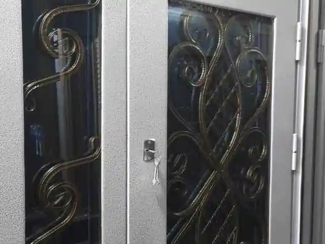 Стеклянная дверь, Душанбе