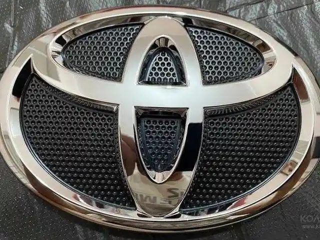Передний знак на бампер от Toyota Camry 2 2010-2011, Душанбе