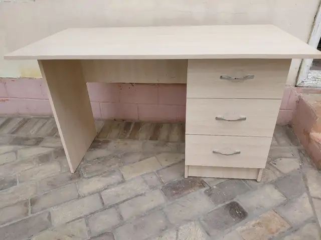 Стол с 3 ящиками, Хуҷанд