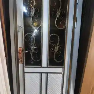 Стеклянная дверь, Душанбе