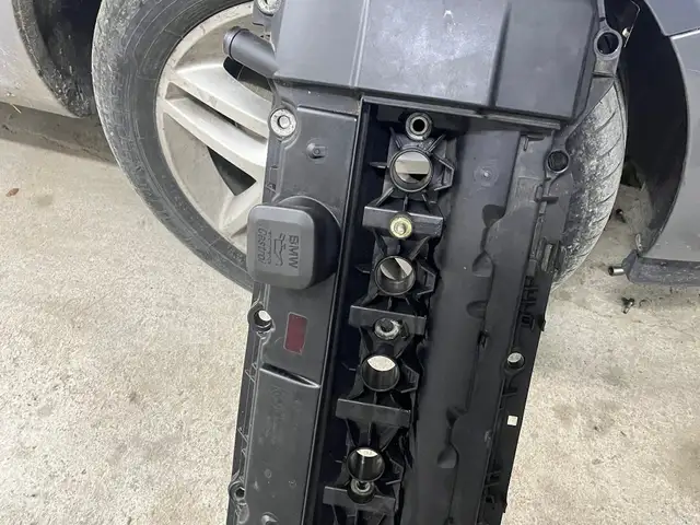 Крышка клапан на BMW e39, Худжанд