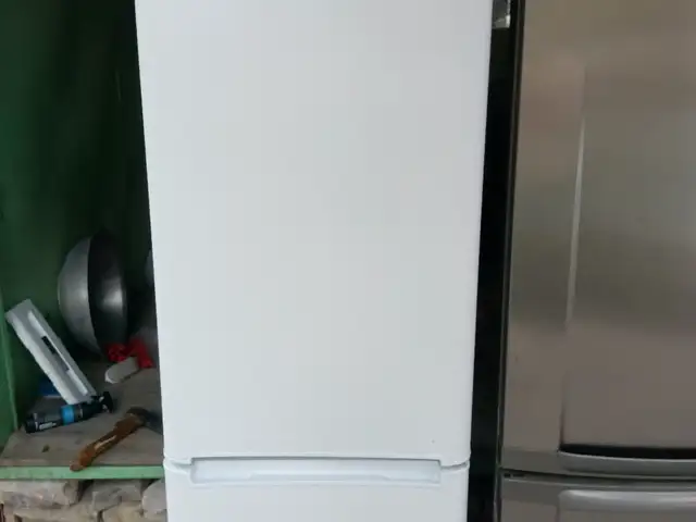 Холодильник Indesit, Бобоҷон Ғафуров