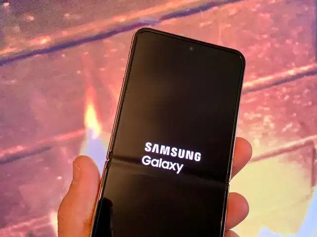 Samsung Galaxy Z Flip4 8/512 GB, Худжанд
